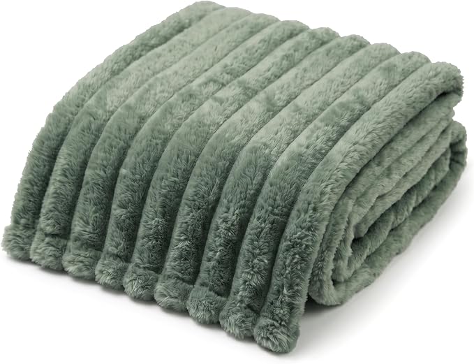 Americanflat 50x60 Faux Fur Throw Blanket - Soft and Breathable Throw Blanket for Couch, Bed, Chair - Green Faux Fur Blankets Perfect for Home, Bedroom, or Outdoor Use