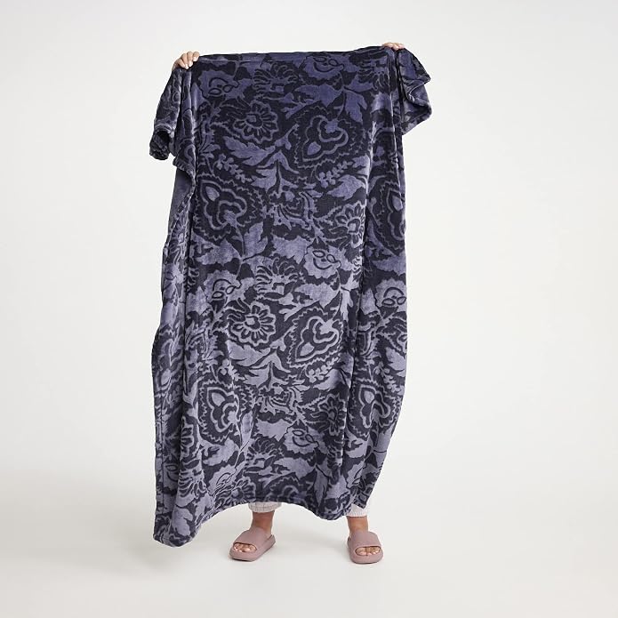 Vera Bradley Women's Fleece Throw Blanket – Soft Plush Blanket for Couch, Bedroom & Home Décor