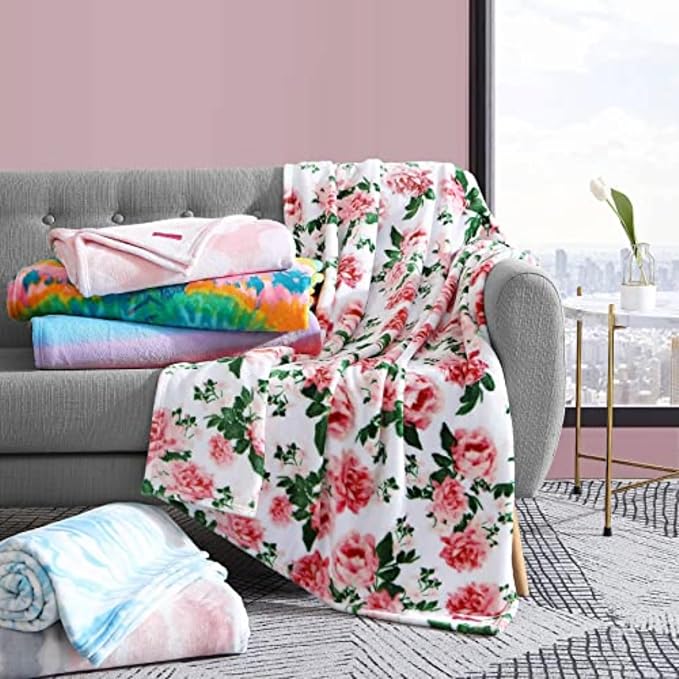 Betsey Johnson - Throw Blanket, Buttery-Soft Throw Blanket for Couch or Bed, Boldly Plush & Oversized Bedding (Dotted Heart Pink, 50" x 70")