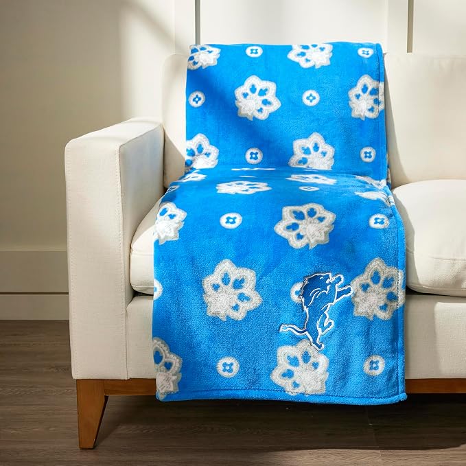 Vera Bradley Women's Fleece NFL Oversized Throw Blanket (Multiple Teams Available), Detroitlionsonmediumblue/Graybandana, One Size