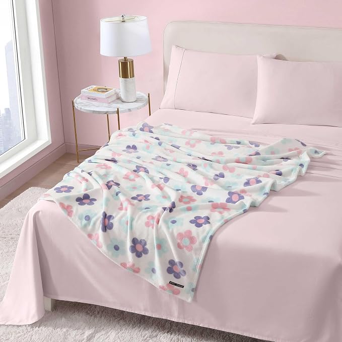 Betsey Johnson - Blanket, Buttery-Soft Throw Blanket for Couch or Bed, Boldly Plush & Oversized Bedding (Retro Daisy Toss Purple, 50" x 70")