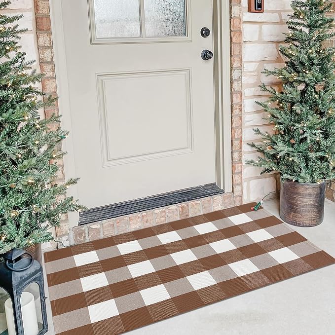 KOZYFLY Buffalo Plaid Area Rugs 27.5x43 Inches Coffee and White Checkered Rug Washable Front Door Mat Hand Woven Cotton Outdoor Rug Small Rug for Front Porch Kitchen Entryway Patio Bathroom
