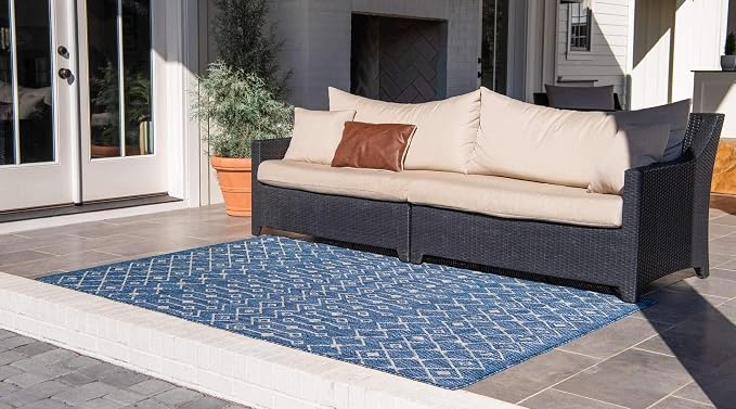 Unique Loom Outdoor Trellis Collection Area Rug - Tribal Trellis (5' 3" x 8' Rectangle, Blue/ Ivory)