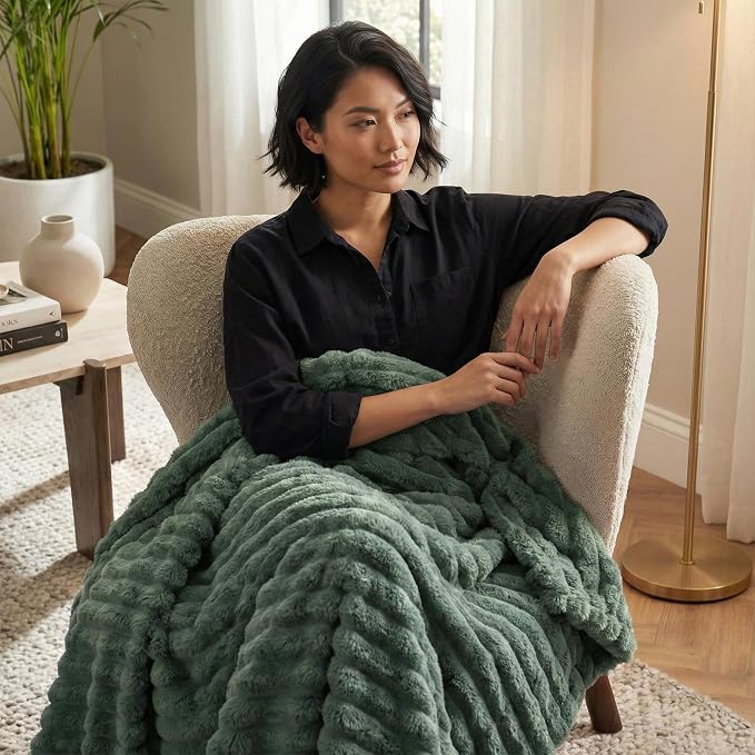 Americanflat 50x60 Faux Fur Throw Blanket - Soft and Breathable Throw Blanket for Couch, Bed, Chair - Green Faux Fur Blankets Perfect for Home, Bedroom, or Outdoor Use