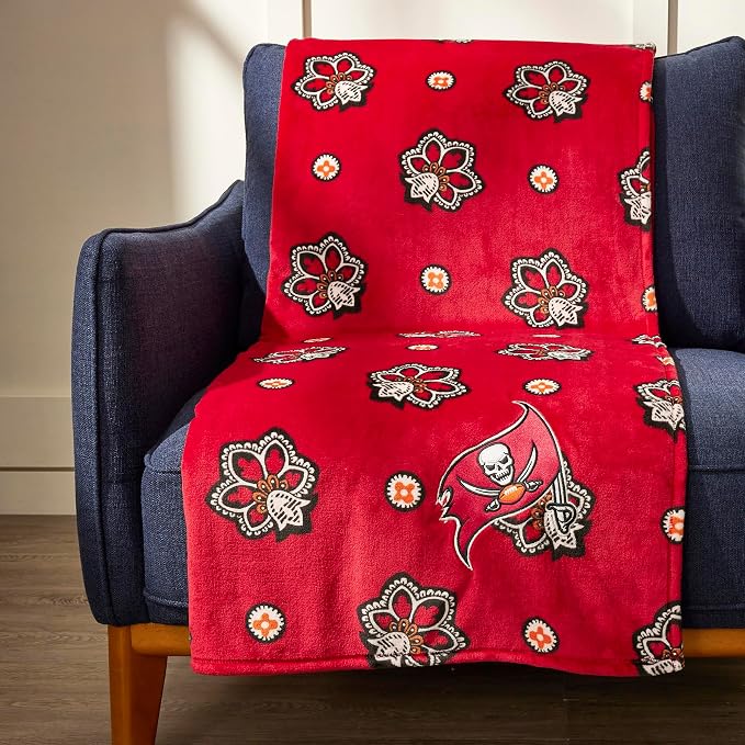 Vera Bradley Women's Fleece NFL Oversized Throw Blanket (Multiple Teams Available), Tampabaybuccaneersondarkred/Blackbandana, One Size