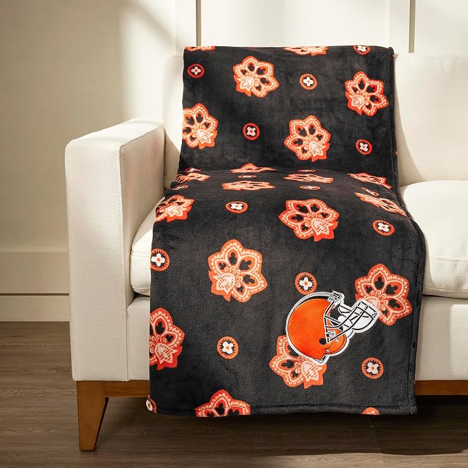 Vera Bradley Women's Fleece NFL Oversized Throw Blanket (Multiple Teams Available), Clevelandbrownsonbrown/Orangebandana, One Size