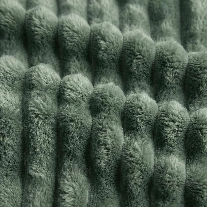 Americanflat 50x60 Faux Fur Throw Blanket - Soft and Breathable Throw Blanket for Couch, Bed, Chair - Green Faux Fur Blankets Perfect for Home, Bedroom, or Outdoor Use