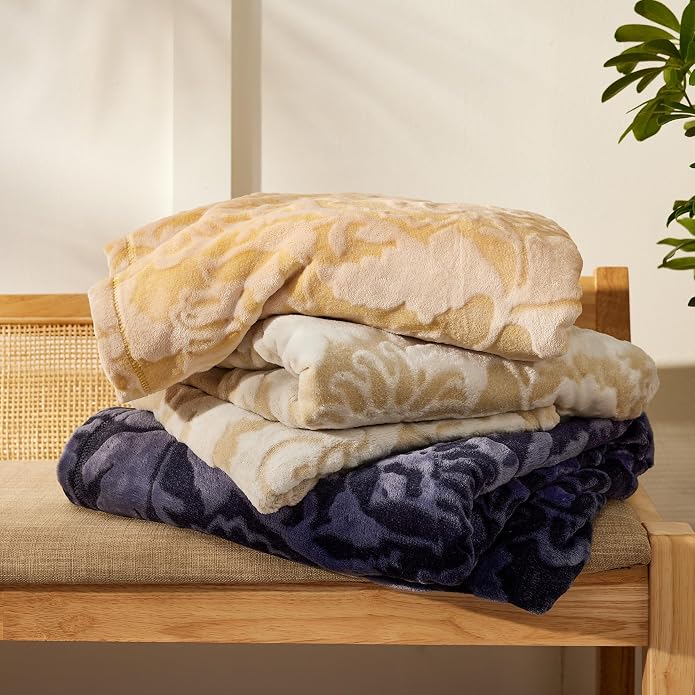 Vera Bradley Women's Fleece Throw Blanket – Soft Plush Blanket for Couch, Bedroom & Home Décor