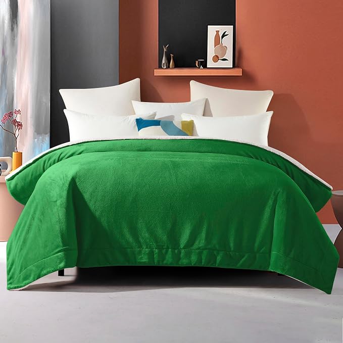 Elegant Comfort Ultra Soft Reversible Flannel Sherpa Blanket - Cozy Silky Fleece Throw for Couch, Bed - Plush Fuzzy Warm Winter Blanket for Gift, King, Emerald Green