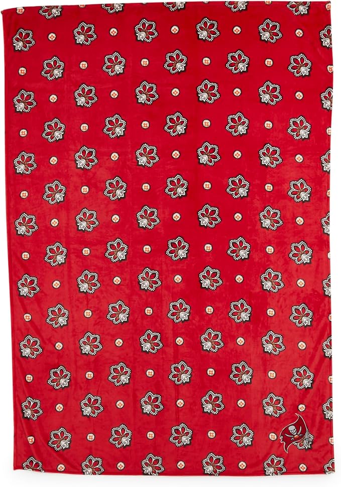 Vera Bradley Women's Fleece NFL Oversized Throw Blanket (Multiple Teams Available), Tampabaybuccaneersondarkred/Blackbandana, One Size