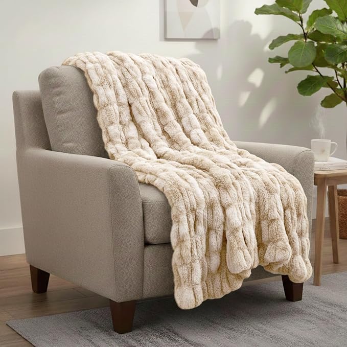 Lavish Home Oversized Ruched Faux Fur Blanket, Cream, 60” x 80” | Machine Washable Jacquard Faux Fur Queen Size Throw for Sofas and Beds, Luxurious Bedding