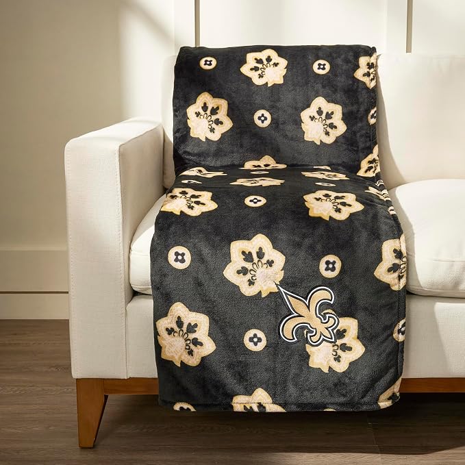 Vera Bradley Women's Fleece NFL Oversized Throw Blanket (Multiple Teams Available), Neworleanssaintsonblack/Goldbandana, One Size