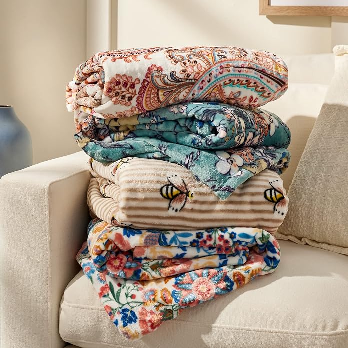 Vera Bradley Women's Fleece Throw Blanket – Soft Plush Blanket for Couch, Bedroom & Home Décor