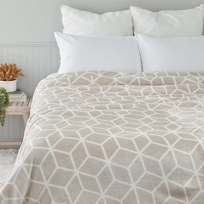 Elegant Comfort Luxury Velvety-Soft Coral Flannel Blanket Micro-Velour Ultra-Softness Fuzzy Plush, Twin/Twin XL, Cream