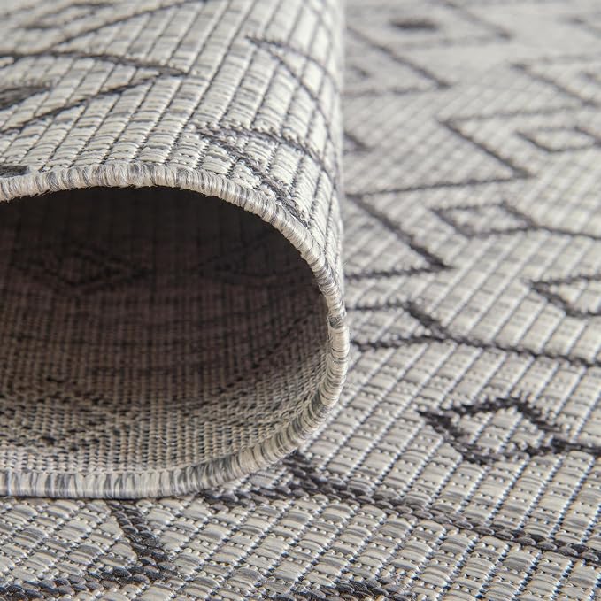 Unique Loom Outdoor Trellis Collection Area Rug - Tribal Trellis (3' 3" x 5' 3" Oval, Gray/ Black)