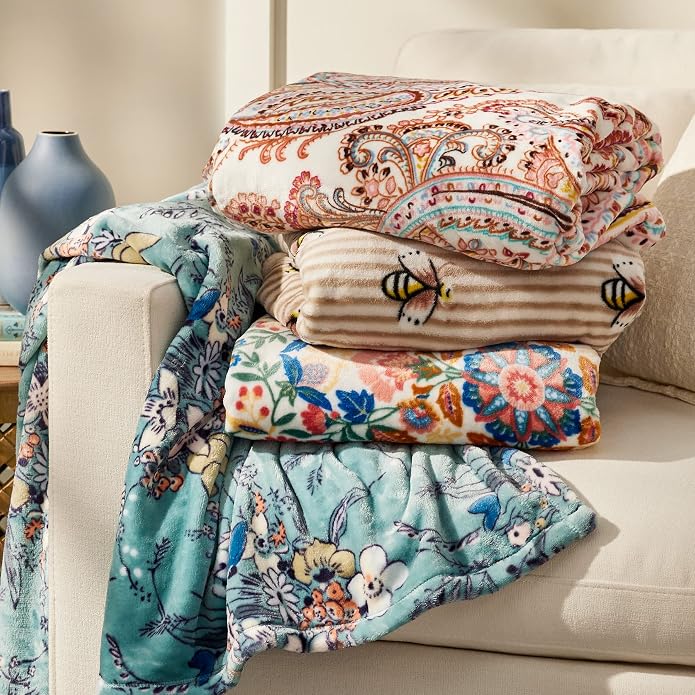 Vera Bradley Women's Fleece Throw Blanket – Soft Plush Blanket for Couch, Bedroom & Home Décor