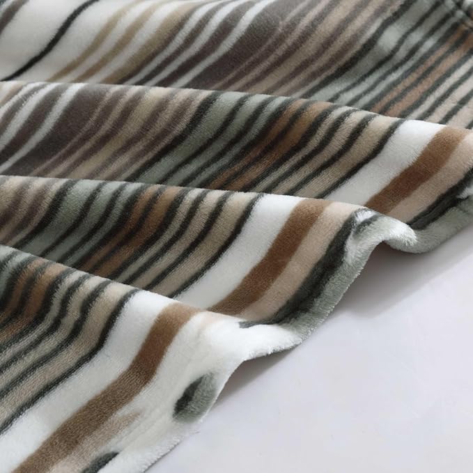 Wrangler - Queen Blanket, Super Soft & Reversible Plush Fleece Bedding, Dorm Room Essentials, Yellowstone-Inspired Throw Blanket for Couch or Bed, 90x90, Coyote Sands Green