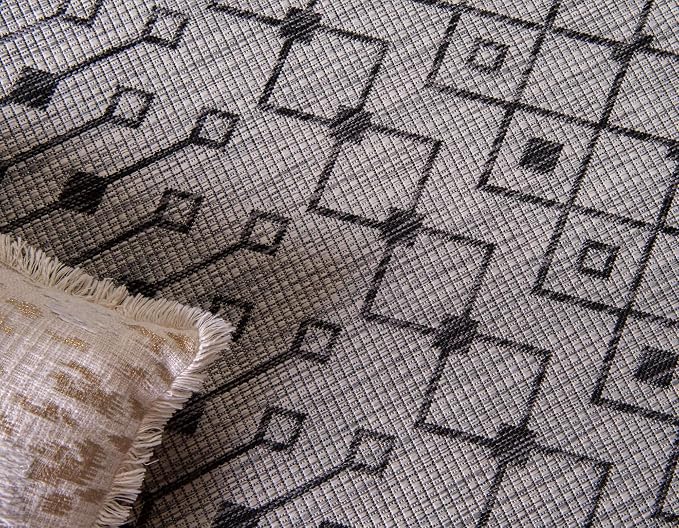 Unique Loom Outdoor Trellis Collection Area Rug - Tribal Trellis (7' 1" x 10' Rectangle, Gray/ Black)