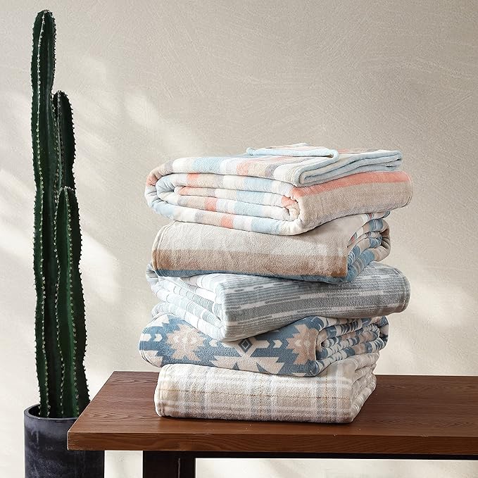 Wrangler - Twin Size Blanket, Super Soft & Reversible Plush Fleece Bedding, Throw Blanket for Couch or Bed (Dakota Blue)