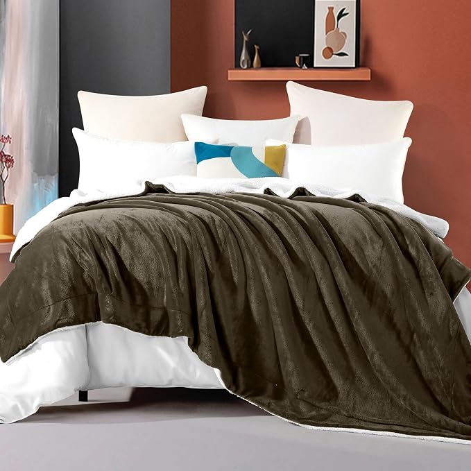 Elegant Comfort Ultra Soft Reversible Flannel Sherpa Blanket - Cozy Silky Fleece Throw for Couch, Bed - Plush Fuzzy Warm Winter Blanket for Gift, Full, Brown