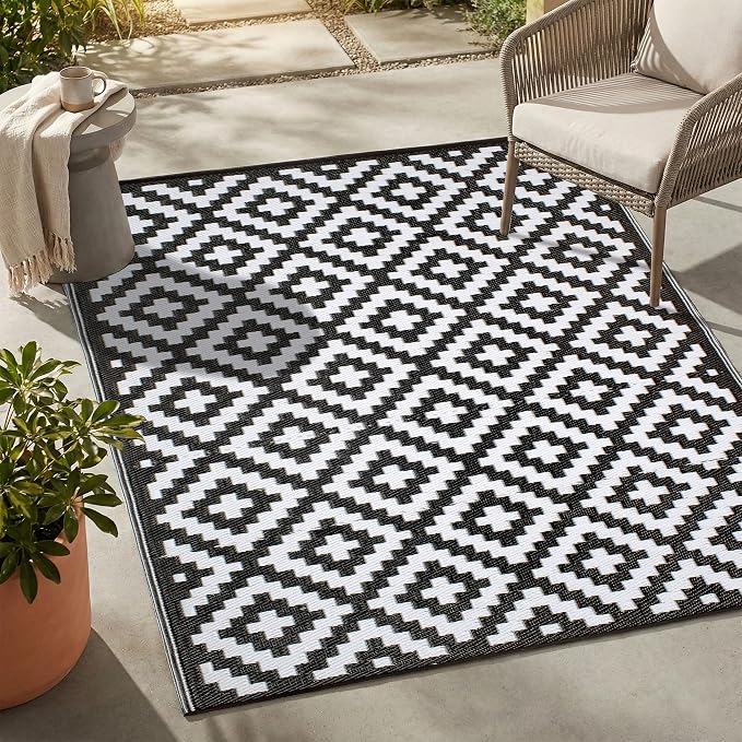 FH Home Outdoor Rug - Waterproof, Fade Resistant, Reversible - Premium Recycled Plastic - Geometric - Patio, Porch, Deck, Balcony - Aztec - Black & White Crease Free - 5 x 8 ft