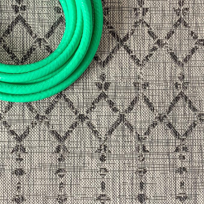 JONATHAN Y Moroccan Geometric Indoor Outdoor Round Area Rug 5 Ft Light Gray/Black, Ourika Textured Weave for Backyard, Patio, Porch, Easy-Cleaning, High Traffic Pet-Friendly, Non-Shedding SMB108E-5R