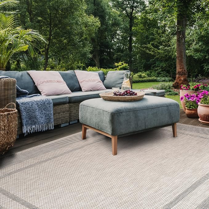 SAFAVIEH Courtyard Outdoor Rug 6x8, Beige & Black CY8477-36612